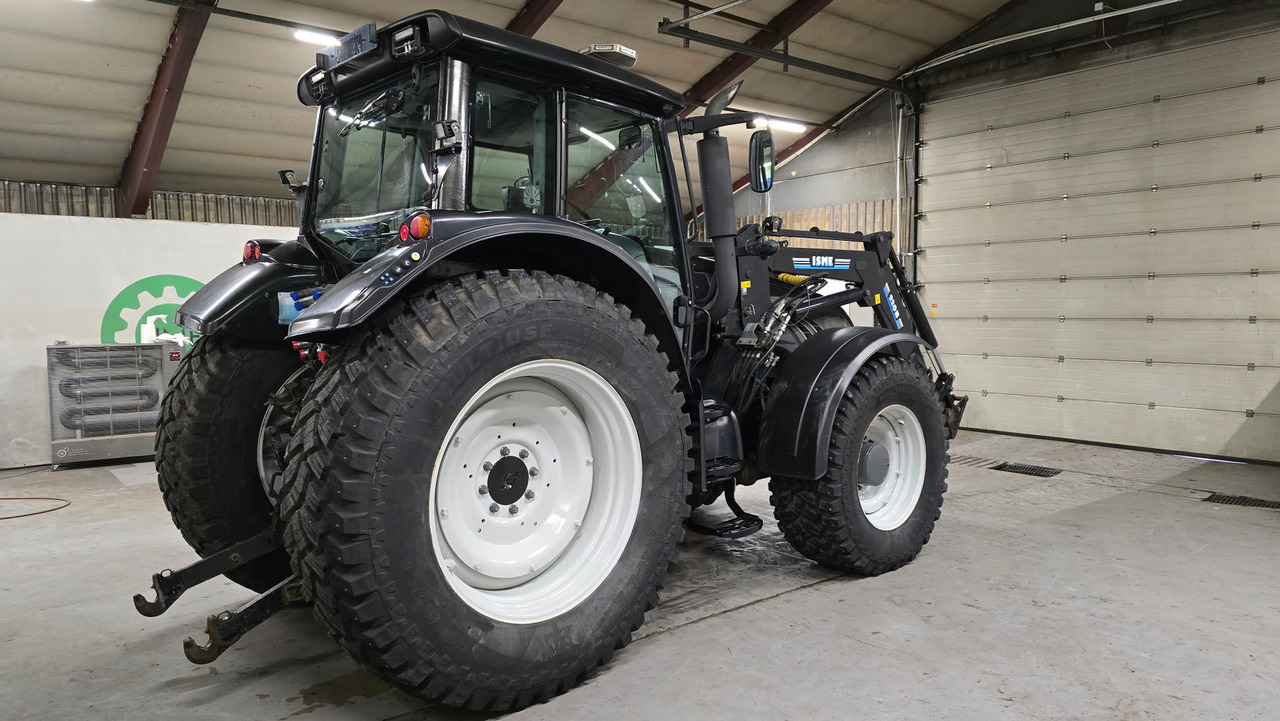 Valtra T182 - Farm tractor: picture 5 Valtra T182 - Farm tractor: picture 5