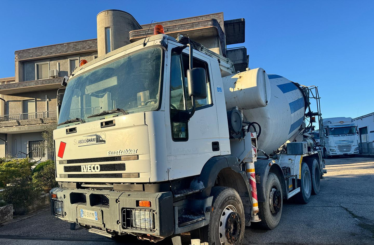 Betonpompa CIFA Iveco Trakker 410E44 - Mixer pump truck: picture 1 Betonpompa CIFA Iveco Trakker 410E44 - Mixer pump truck: picture 1