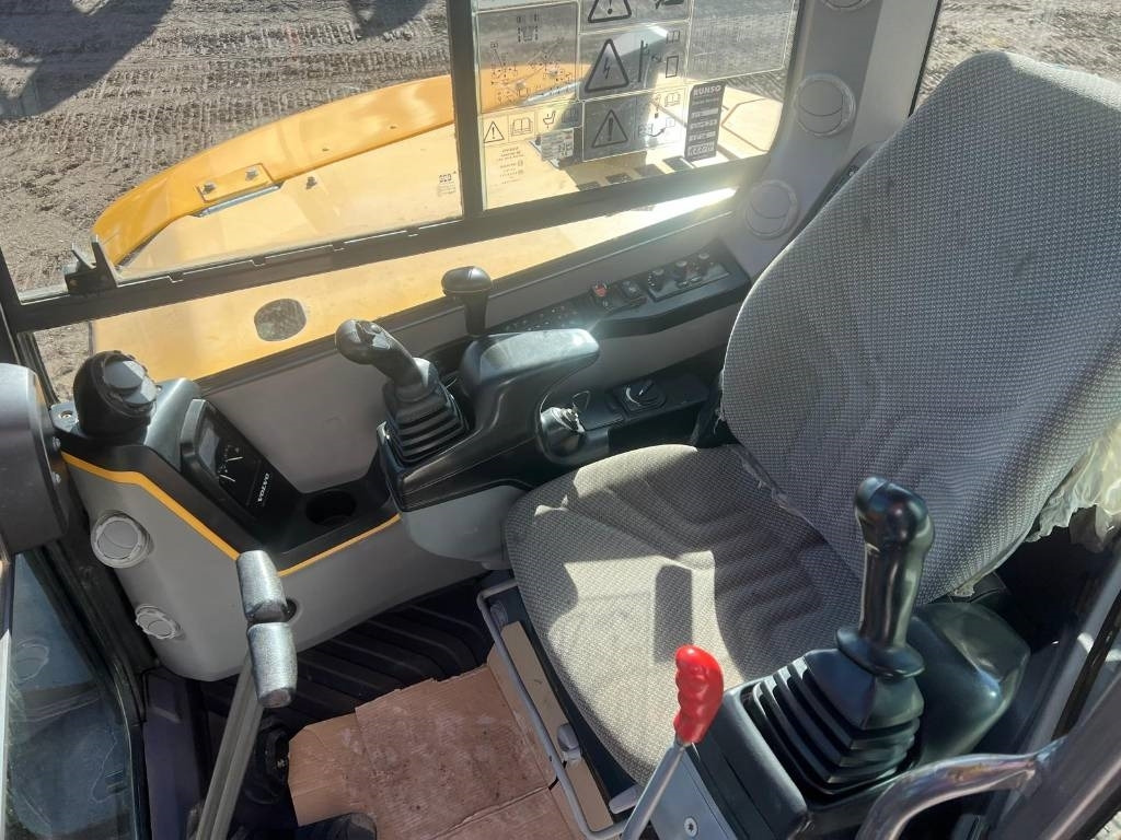 Mini excavator Volvo ECR 88 D: picture 13