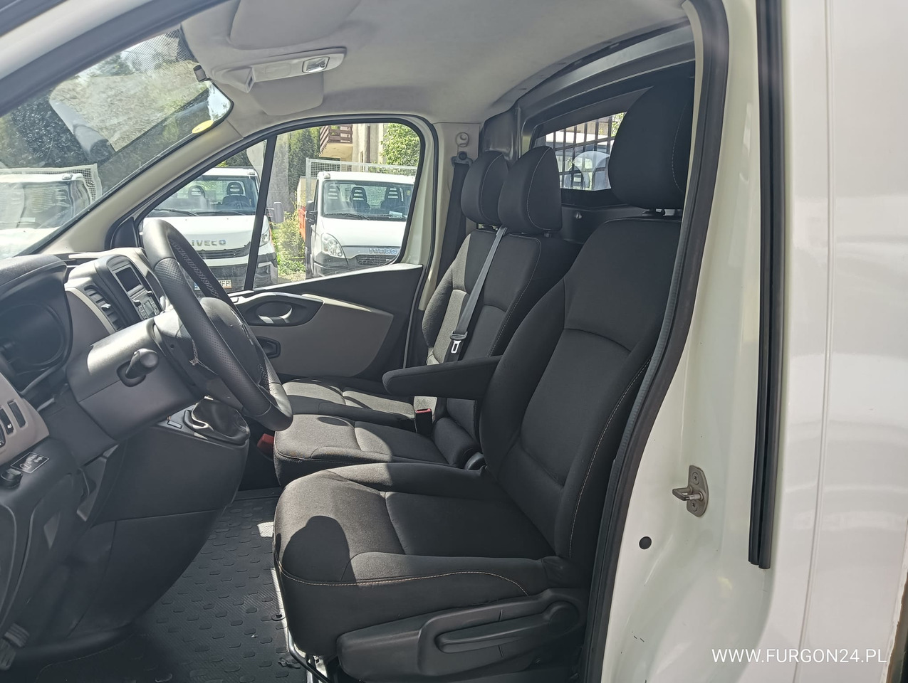 Flatbed van RENAULT TRAFIC SKRZYNIA PAKA Z NAJAZDAMI I PÓŁKAMI NR 689: picture 16