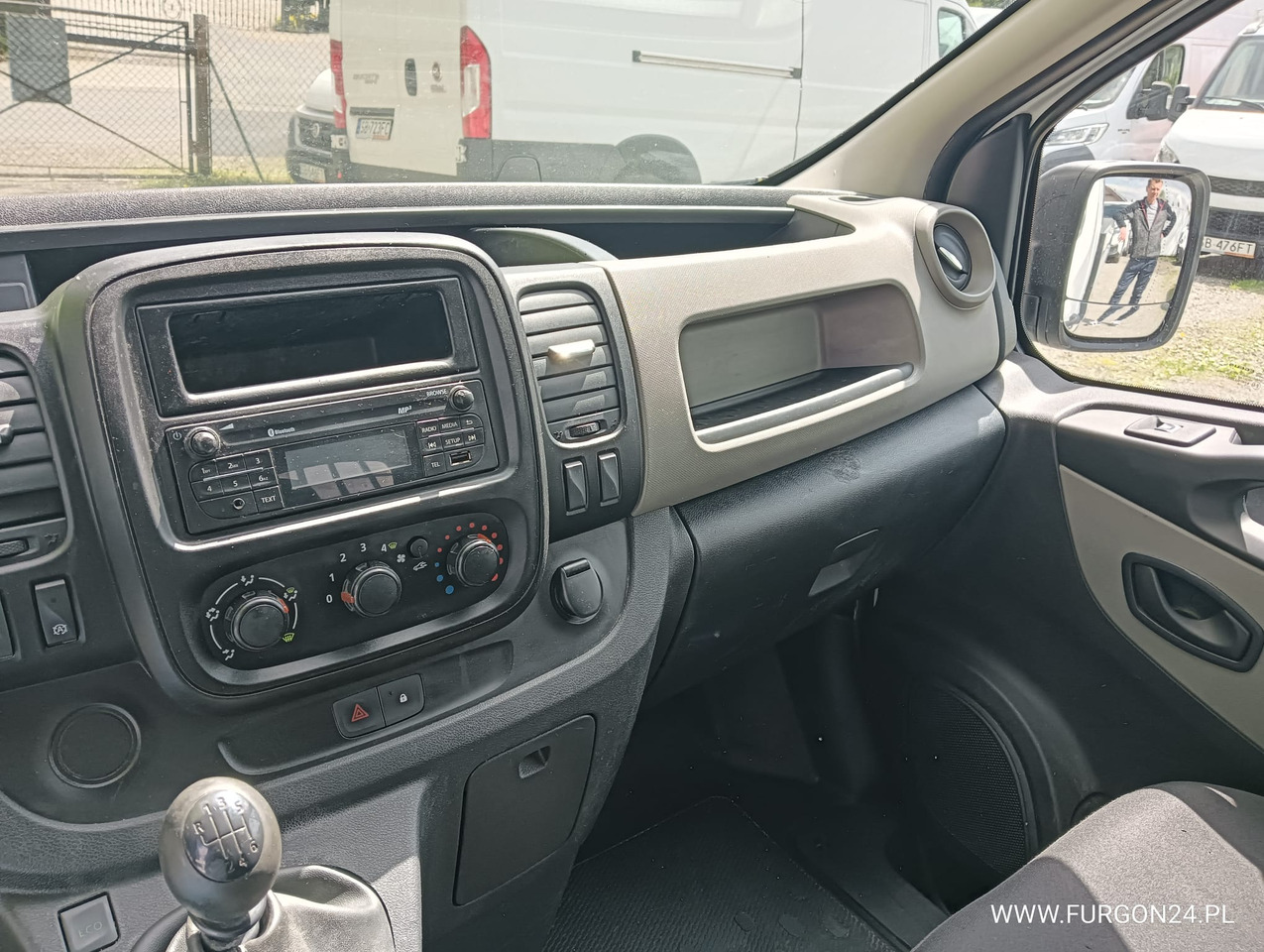 Flatbed van RENAULT TRAFIC SKRZYNIA PAKA Z NAJAZDAMI I PÓŁKAMI NR 689: picture 17