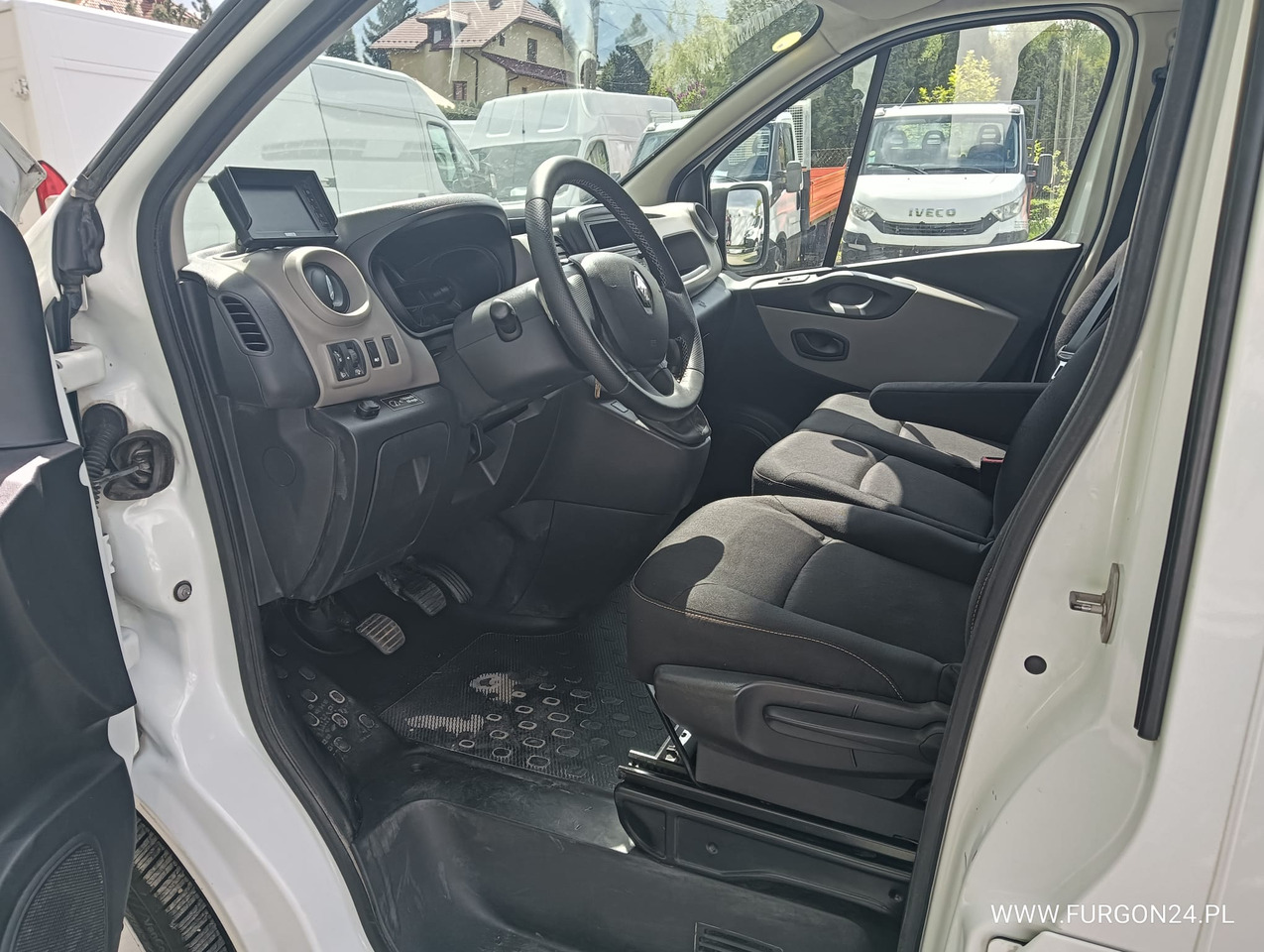 Flatbed van RENAULT TRAFIC SKRZYNIA PAKA Z NAJAZDAMI I PÓŁKAMI NR 689: picture 15