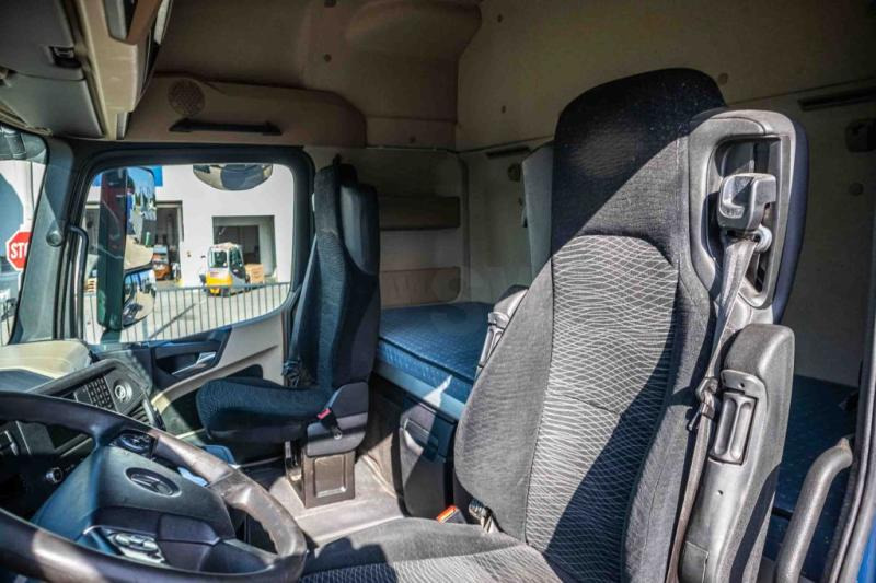 Interior photo 2: Tractor unit Mercedes ACTROS 1848 LS