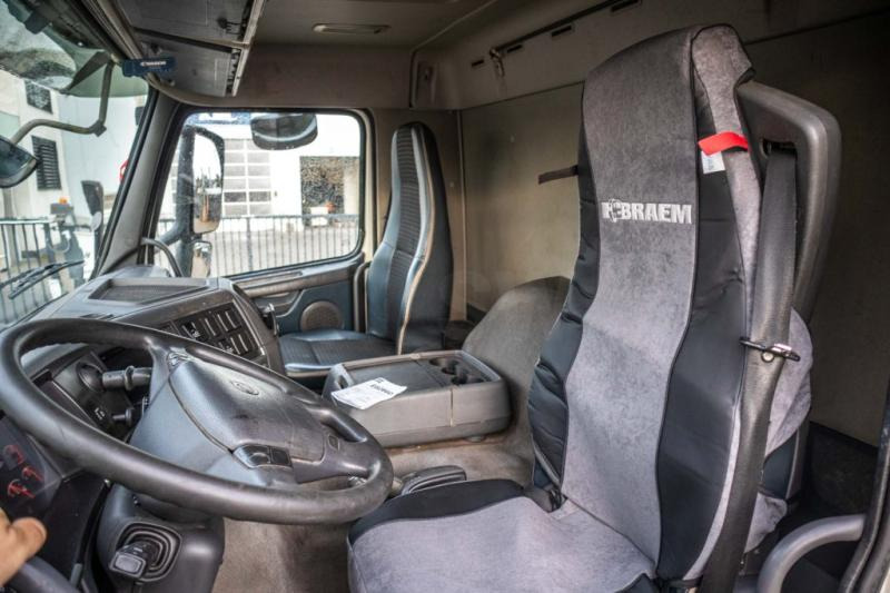 Interior photo 1: Curtainsider truck Volvo FM 330-6x2-E5+10 pneus/tires+intarder