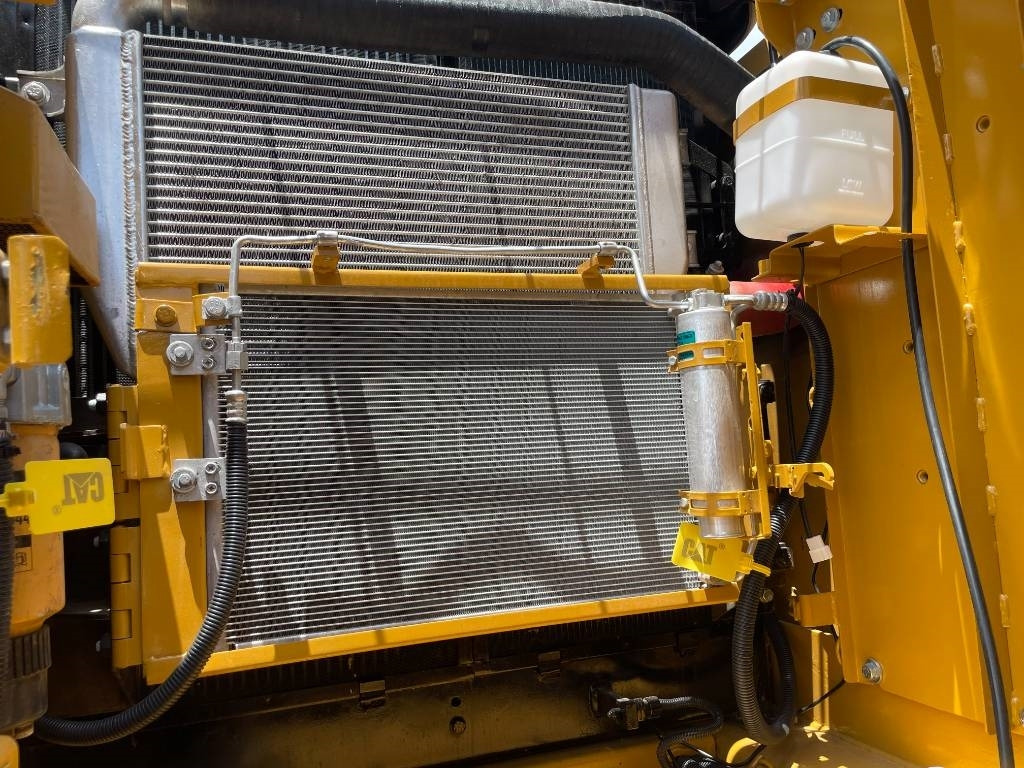 Crawler excavator CAT 323D2: picture 9