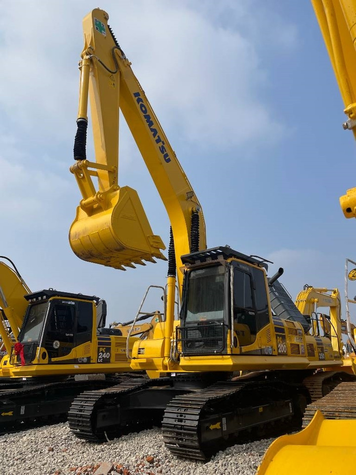 Komatsu PC220 - Crawler excavator: picture 1 Komatsu PC220 - Crawler excavator: picture 1