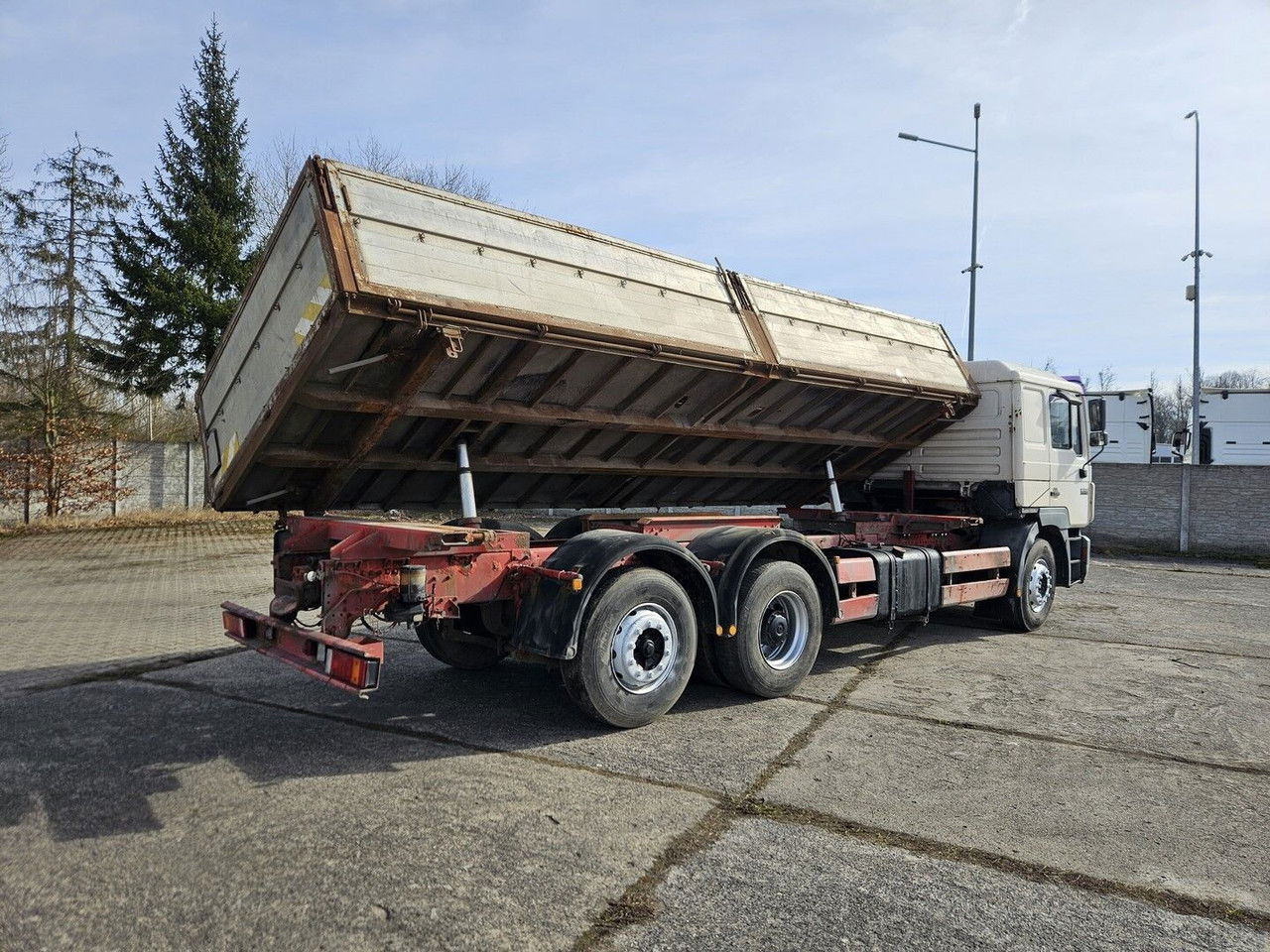 MAN 26.403 2-sides Tipper, manual pump and injectors - Tipper: picture 2 MAN 26.403 2-sides Tipper, manual pump and injectors - Tipper: picture 2