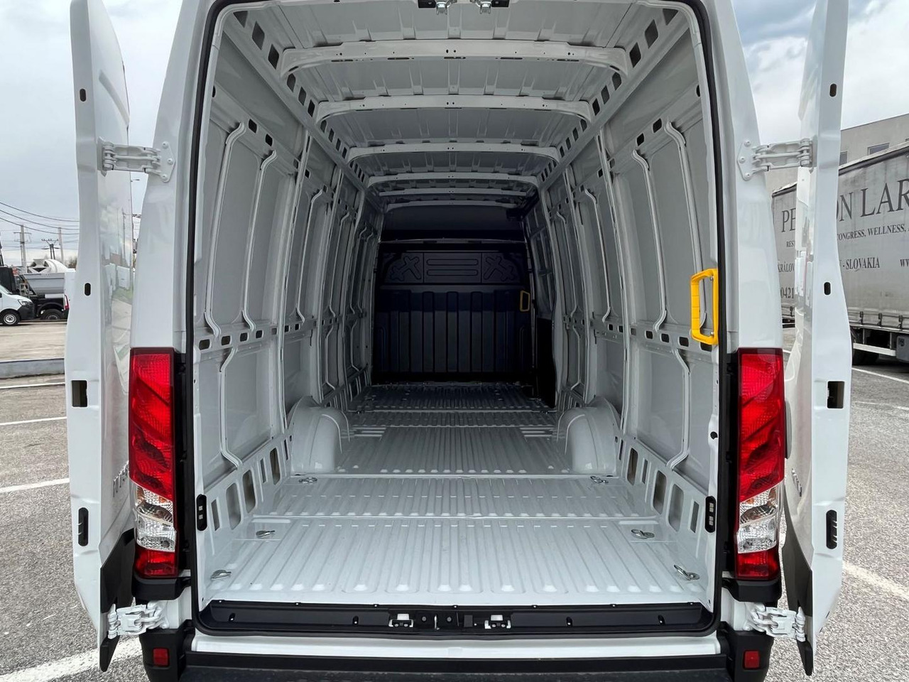 Iveco DAILY VAN, 2,3D 156k, 35S16 V - Panel van: picture 5 Iveco DAILY VAN, 2,3D 156k, 35S16 V - Panel van: picture 5