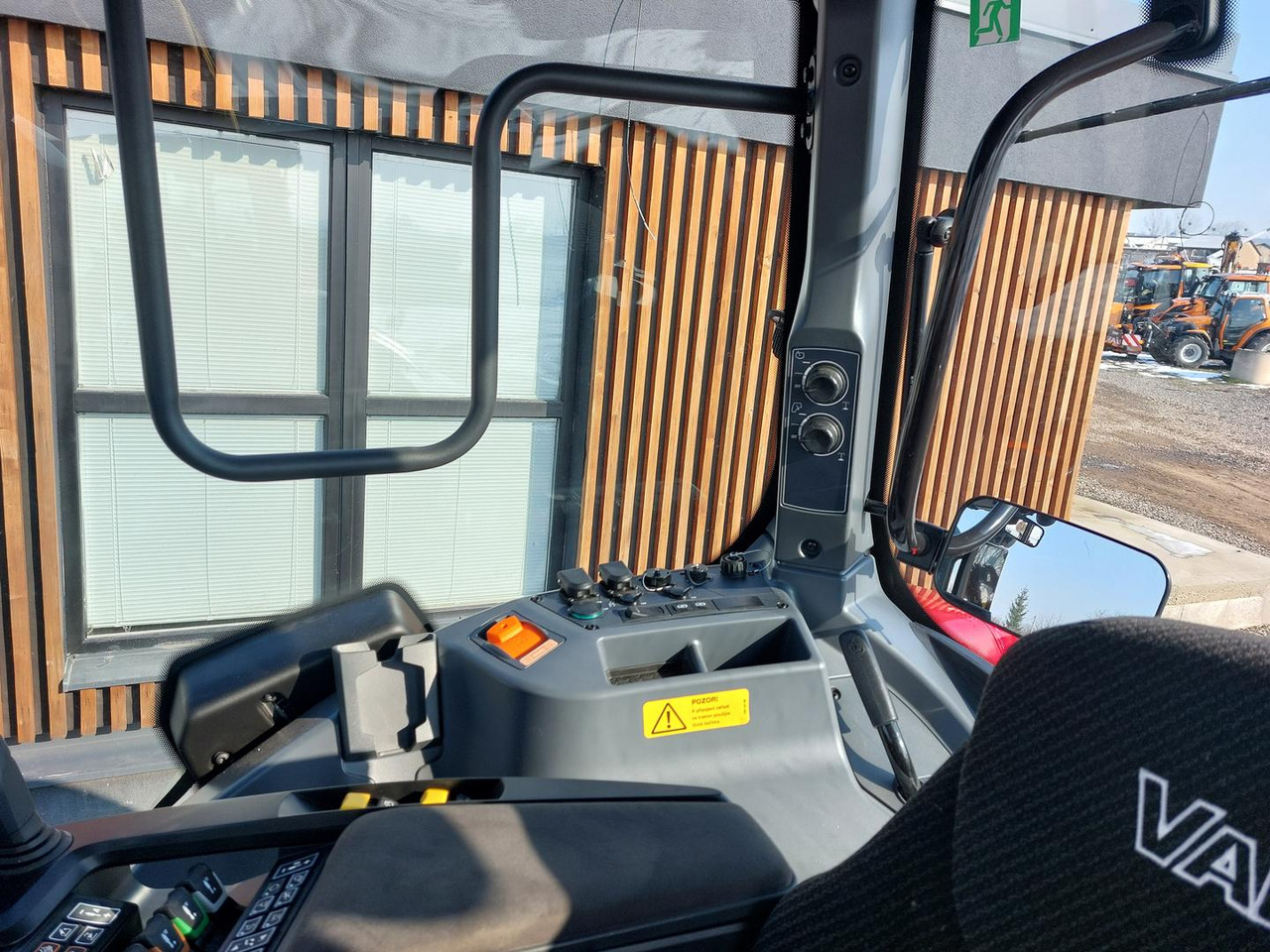 Farm tractor Valtra T, 74 LFTN D5, 235 D: picture 6 Farm tractor Valtra T, 74 LFTN D5, 235 D: picture 6