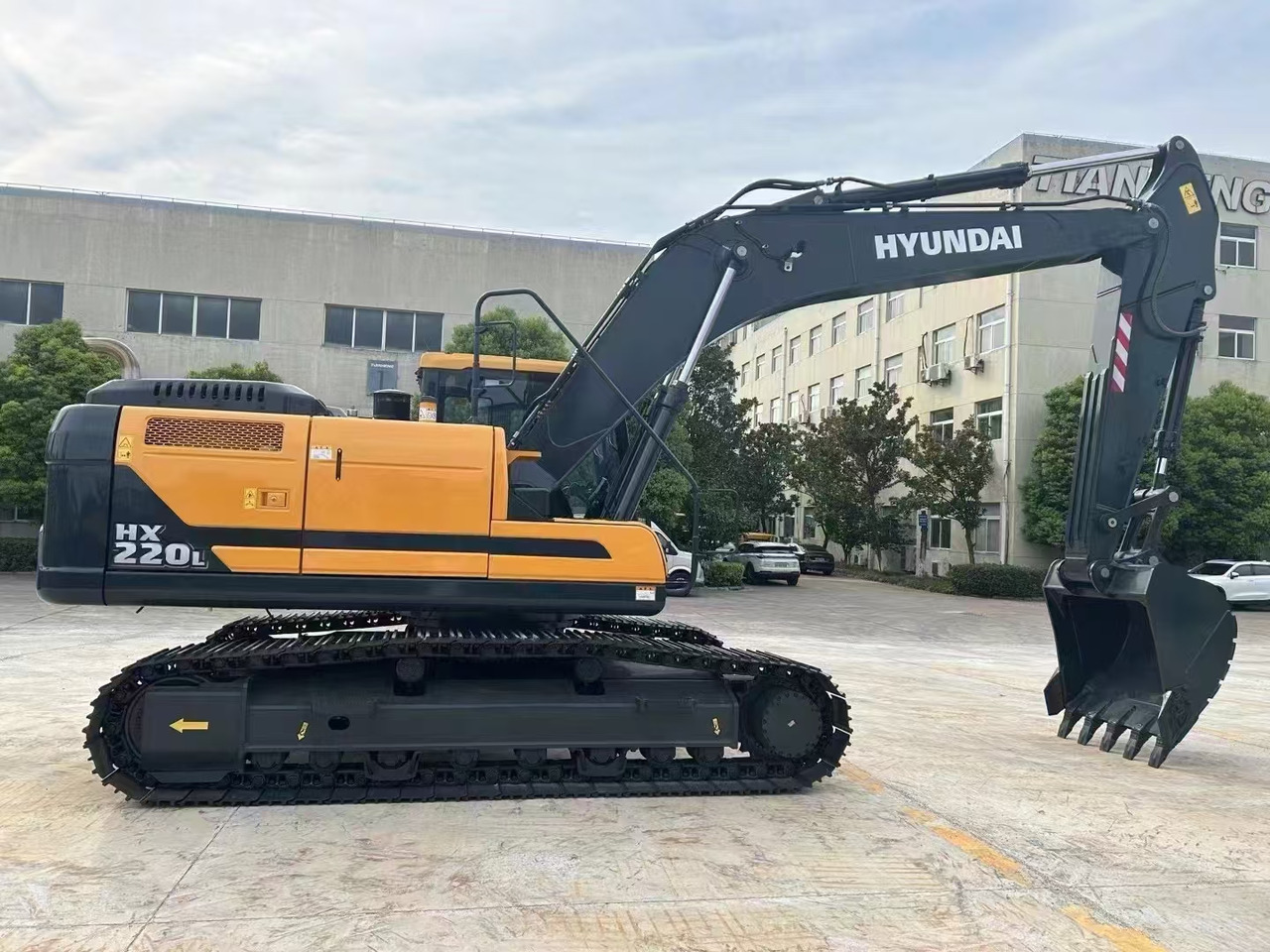 HYUNDAI HX220L - Crawler excavator: picture 2 HYUNDAI HX220L - Crawler excavator: picture 2