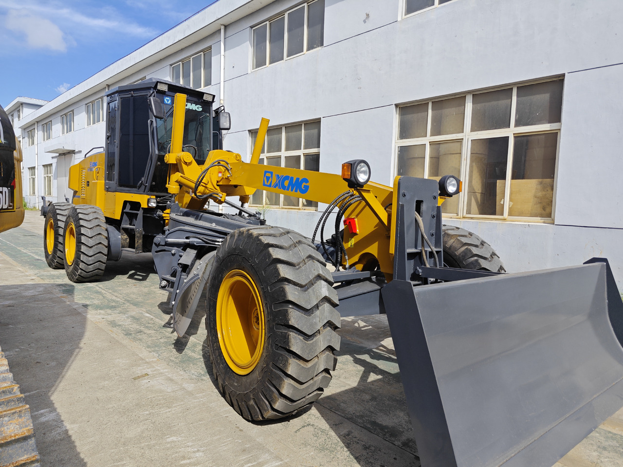 XCMG GR215 used motor grader - Grader: picture 2 XCMG GR215 used motor grader - Grader: picture 2