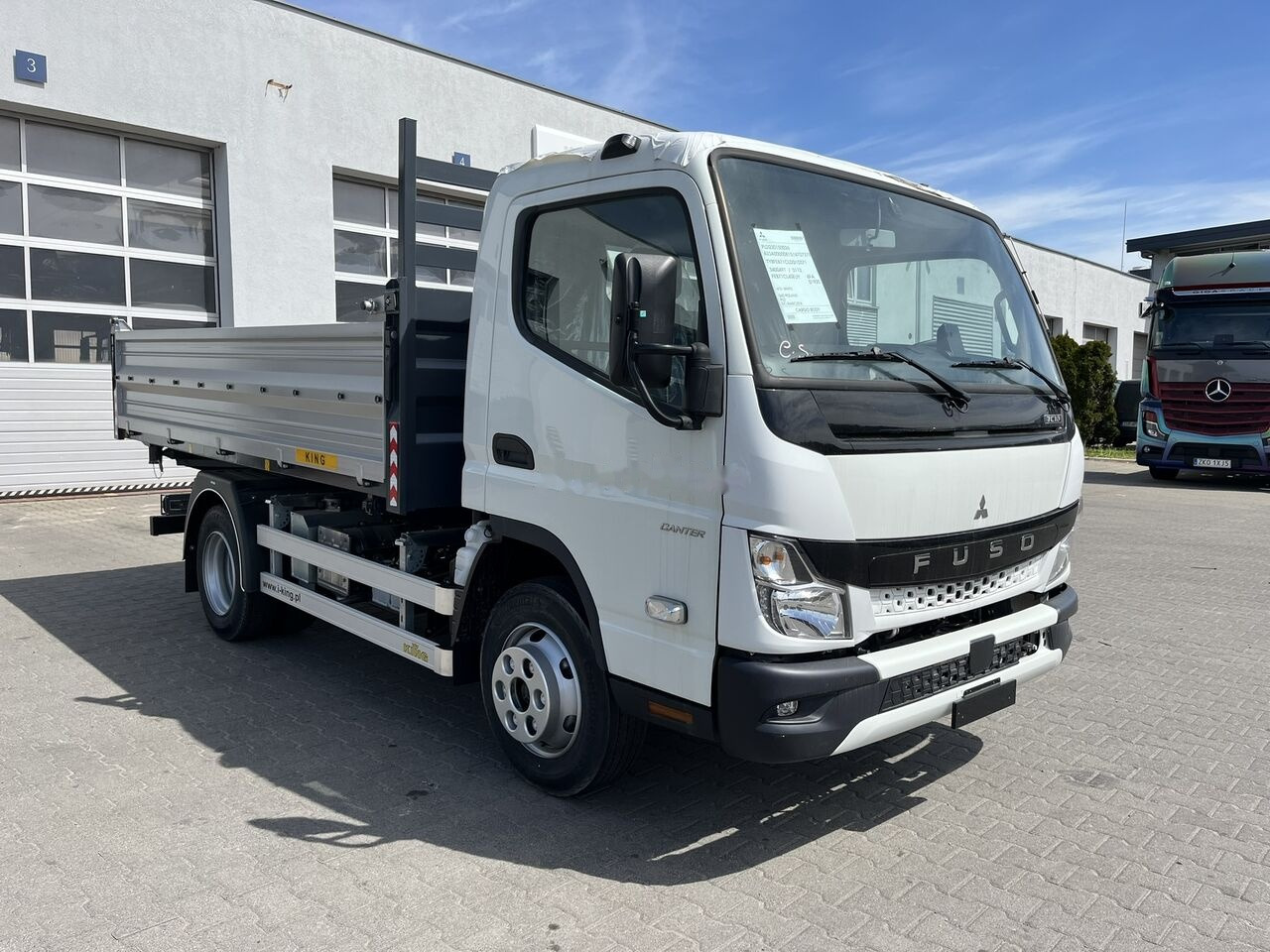New Tipper Mitsubishi Fuso Canter 7C18: picture 1