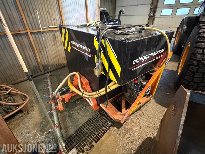 2015 Vanttank med spylepumpe og spylebom - Attachment for Construction machinery: picture 1 2015 Vanttank med spylepumpe og spylebom - Attachment for Construction machinery: picture 1