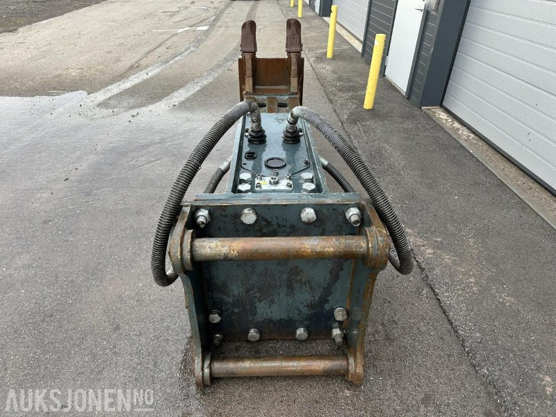 SMC Pigghammer XE3500 S80 - Attachment for Construction machinery: picture 3 SMC Pigghammer XE3500 S80 - Attachment for Construction machinery: picture 3