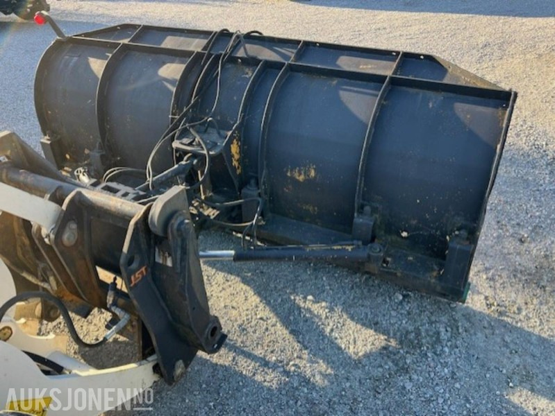 STIANSEN & ØYA KOMMUNALBLADET, DIAGONALSKJÆR / PLOG 3M - Attachment for Construction machinery: picture 4 STIANSEN & ØYA KOMMUNALBLADET, DIAGONALSKJÆR / PLOG 3M - Attachment for Construction machinery: picture 4