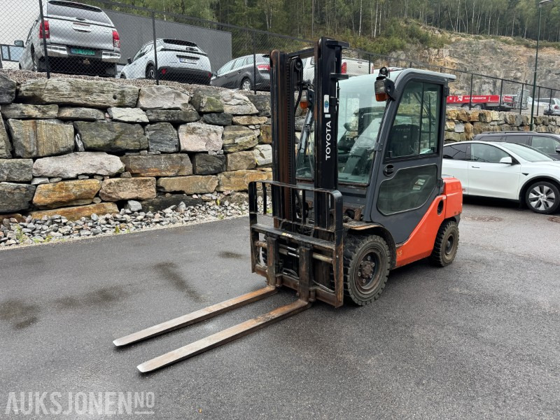2015 Toyota 02-8FDF30 - Motvektstruck - Material handling equipment: picture 1 2015 Toyota 02-8FDF30 - Motvektstruck - Material handling equipment: picture 1