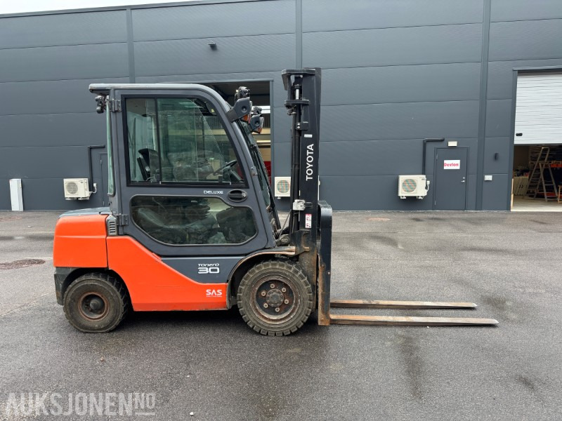 2015 Toyota 02-8FDF30 - Motvektstruck - Material handling equipment: picture 4 2015 Toyota 02-8FDF30 - Motvektstruck - Material handling equipment: picture 4