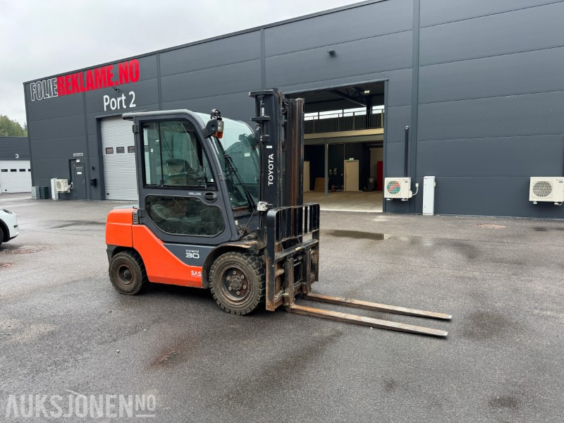 2015 Toyota 02-8FDF30 - Motvektstruck - Material handling equipment: picture 3 2015 Toyota 02-8FDF30 - Motvektstruck - Material handling equipment: picture 3