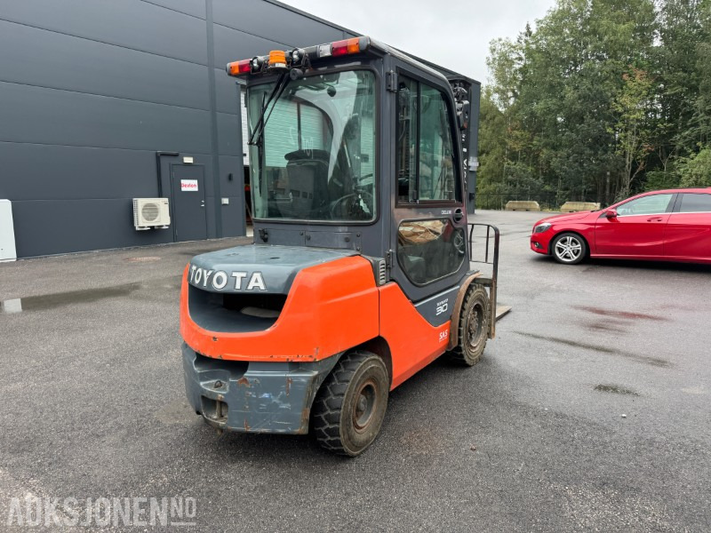 2015 Toyota 02-8FDF30 - Motvektstruck - Material handling equipment: picture 5 2015 Toyota 02-8FDF30 - Motvektstruck - Material handling equipment: picture 5