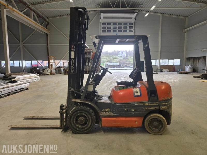 Toyota 02-6fdf25 gaffeltruck - Material handling equipment: picture 2 Toyota 02-6fdf25 gaffeltruck - Material handling equipment: picture 2