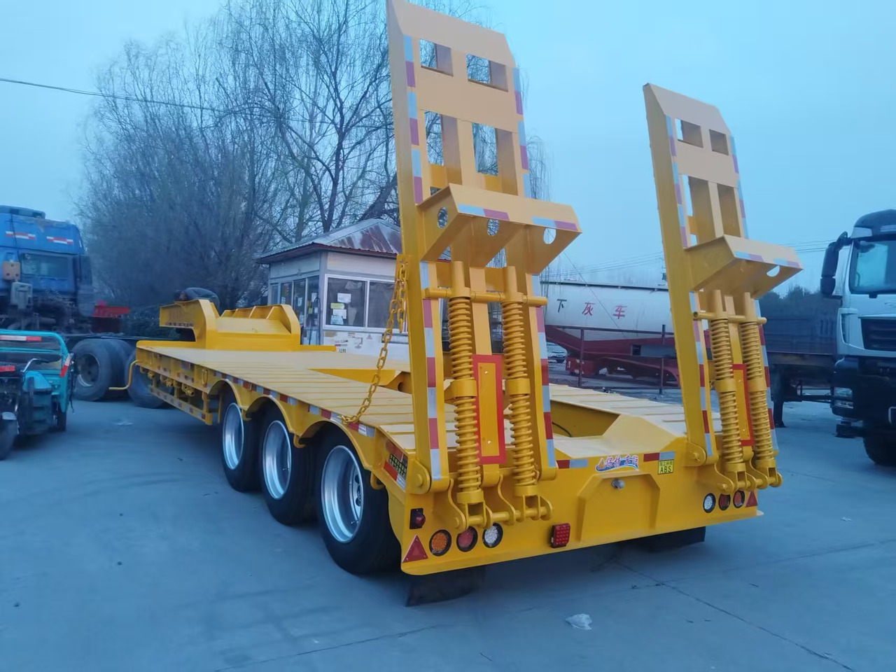 ZHICHENG Semi Flat Bed Low Bed in New Condition - Low loader semi-trailer: picture 1 ZHICHENG Semi Flat Bed Low Bed in New Condition - Low loader semi-trailer: picture 1