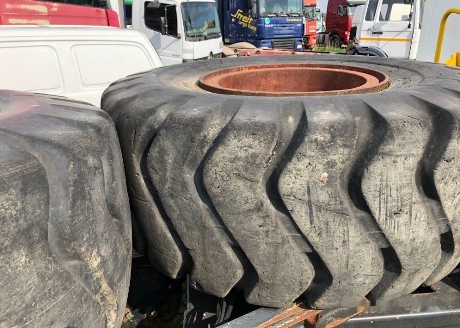 Anvelope Cu 24PR 4 BUC VOLA Incarcator VOLVO KOMATSU JCB - Wheel and tire package: picture 1 Anvelope Cu 24PR 4 BUC VOLA Incarcator VOLVO KOMATSU JCB - Wheel and tire package: picture 1