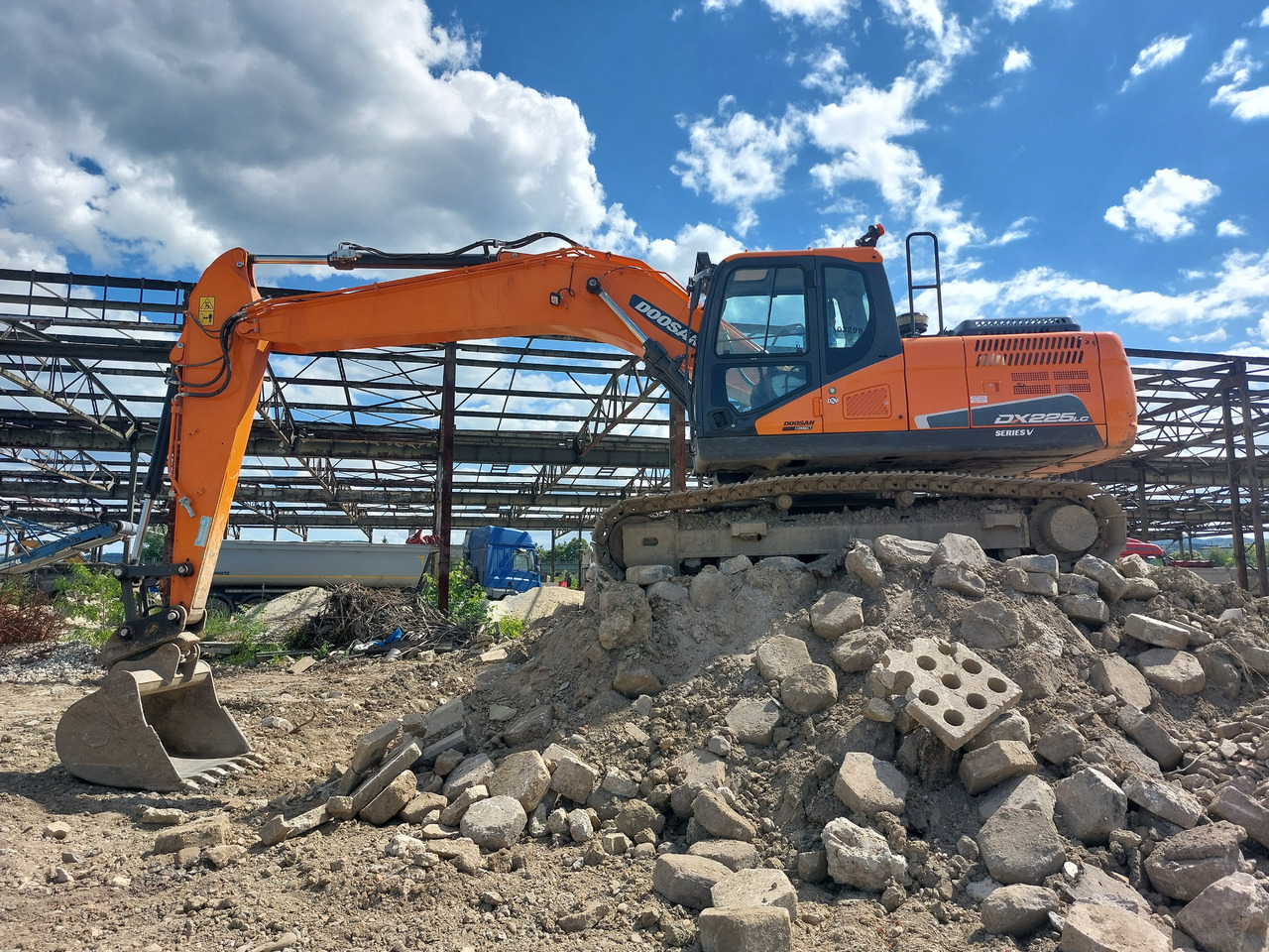 DOOSAN DX225LC-5 - Crawler excavator: picture 1 DOOSAN DX225LC-5 - Crawler excavator: picture 1