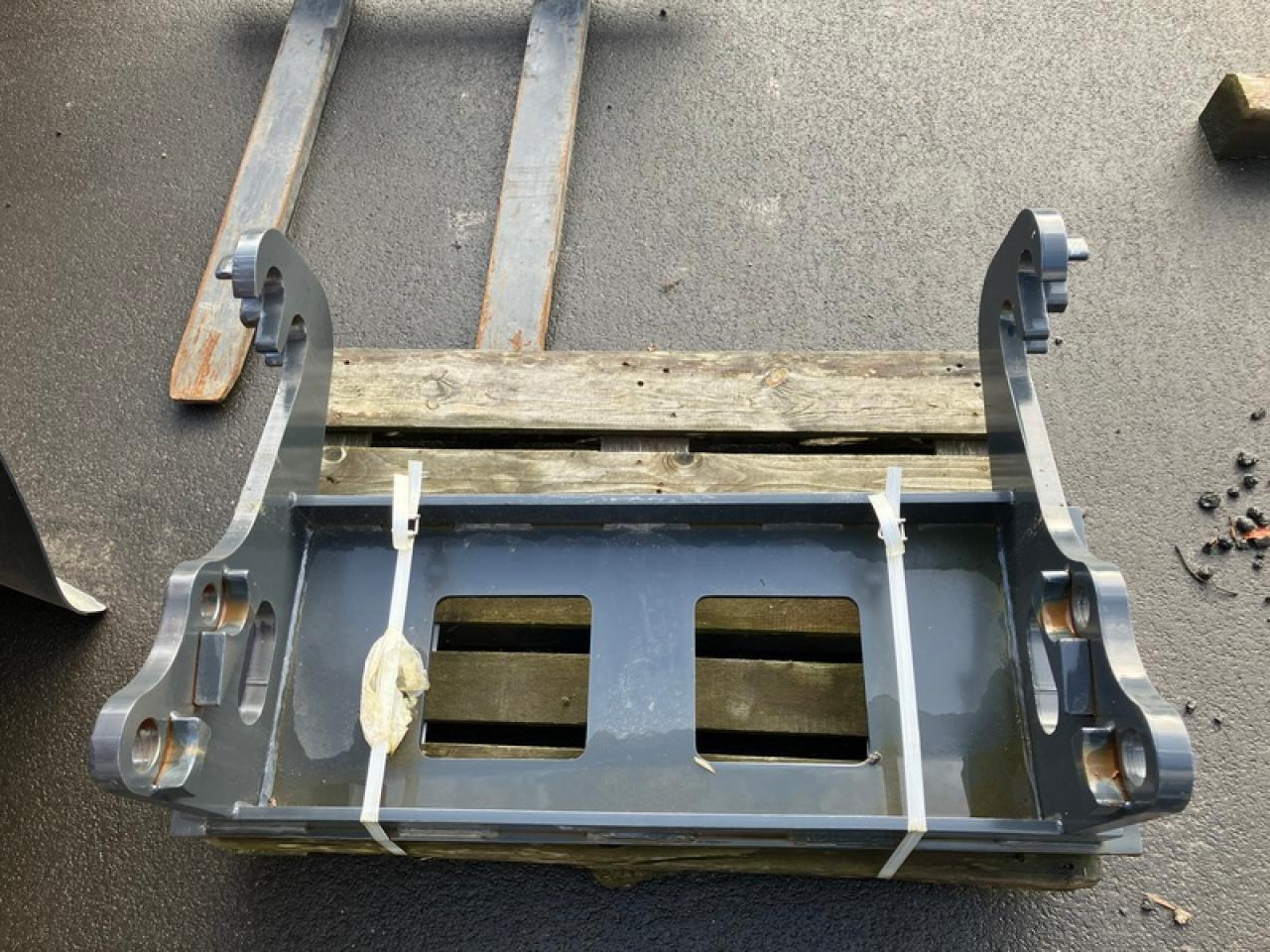 / ADAPTER SCHÄFFER AUF EURO-AUFNAHME - Front loader for tractor: picture 4 / ADAPTER SCHÄFFER AUF EURO-AUFNAHME - Front loader for tractor: picture 4