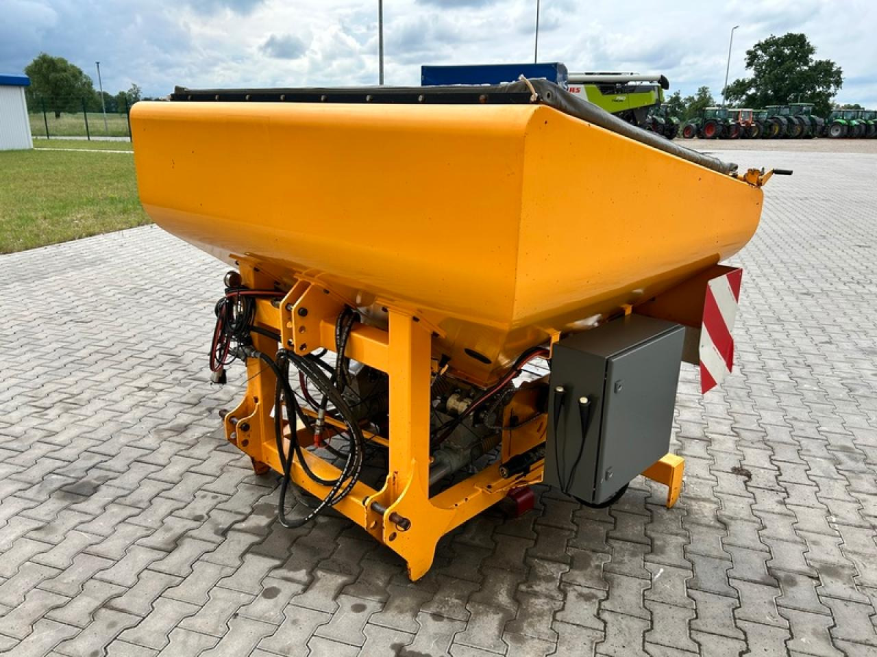 AGRISEM DSF 1600 FRONTTANK - Fertilizer spreader: picture 4 AGRISEM DSF 1600 FRONTTANK - Fertilizer spreader: picture 4