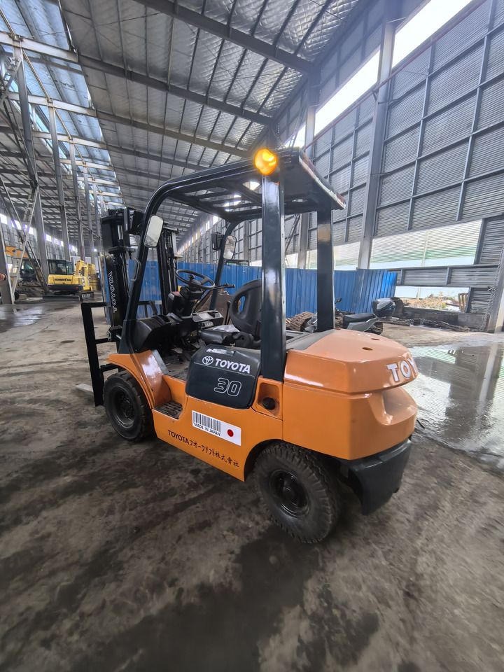 Used Toyota FD30 forklift - Diesel forklift: picture 4 Used Toyota FD30 forklift - Diesel forklift: picture 4