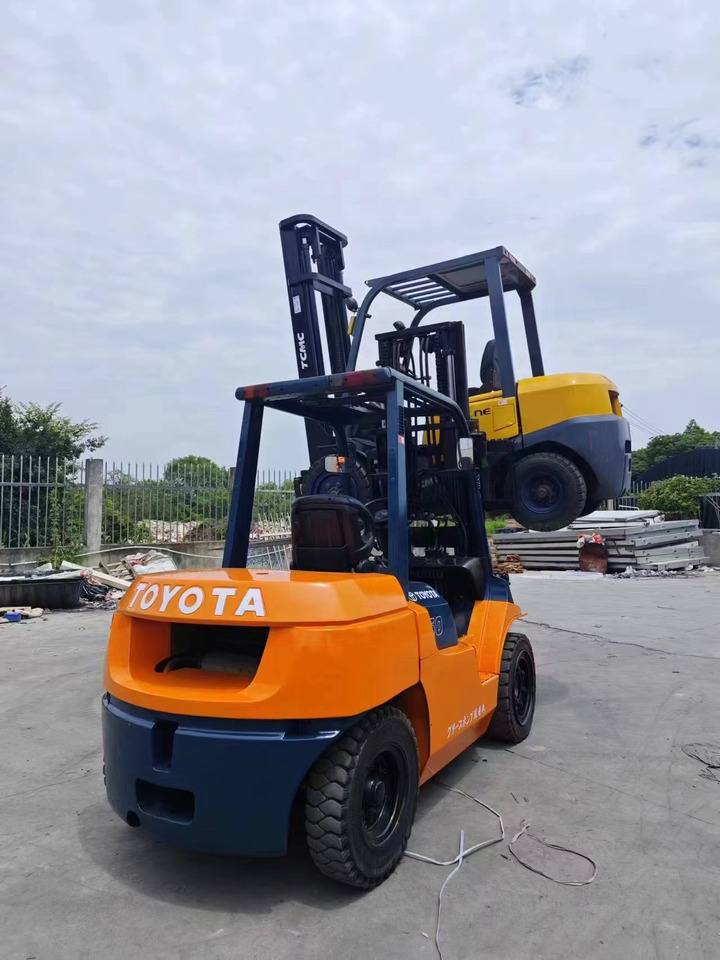 Used Toyota FD50 Diesel forklift - Diesel forklift: picture 4 Used Toyota FD50 Diesel forklift - Diesel forklift: picture 4