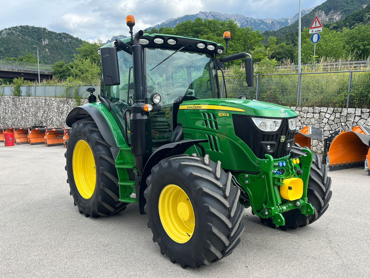 JOHN DEERE 6130 - Farm tractor: picture 4 JOHN DEERE 6130 - Farm tractor: picture 4