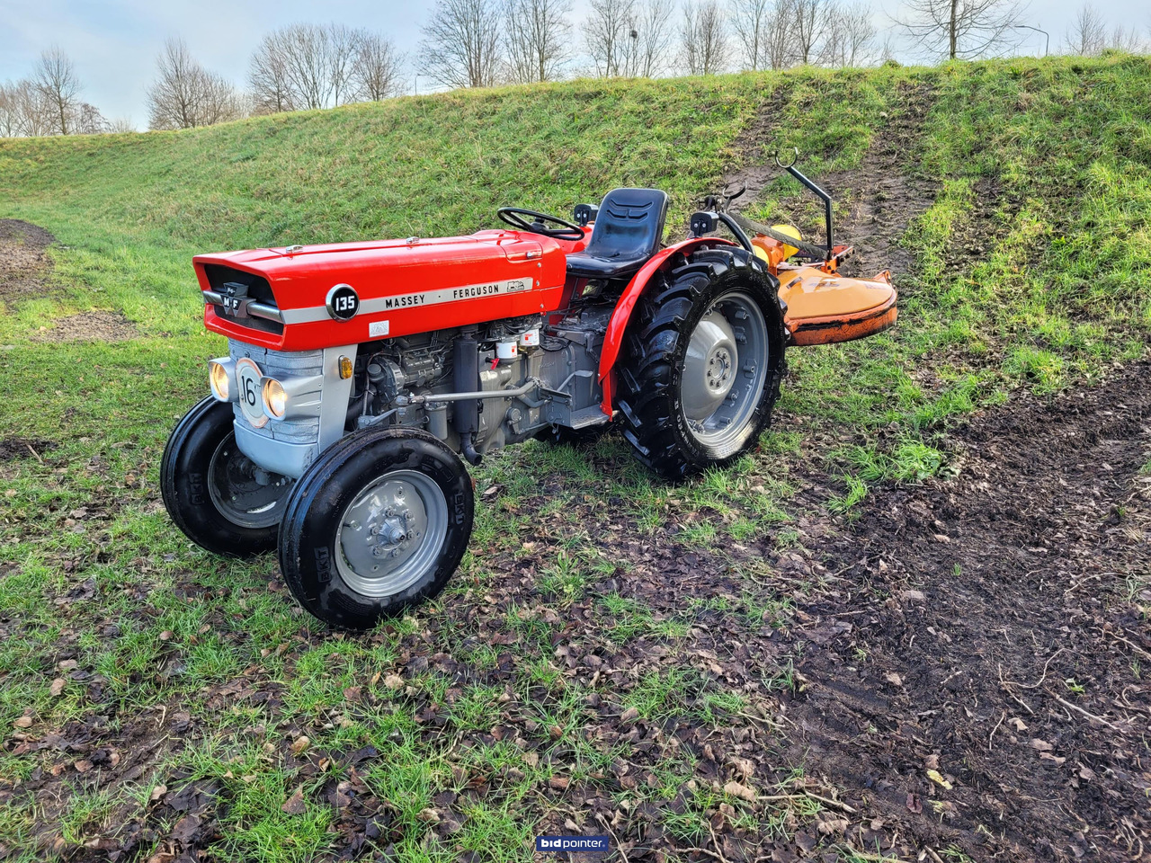 Massey Ferguson 135 smalspoor trekker - Farm tractor: picture 2 Massey Ferguson 135 smalspoor trekker - Farm tractor: picture 2