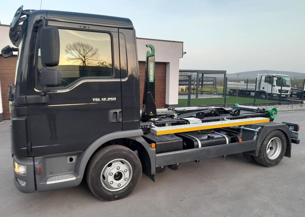 MAN TGL 12.250 nowe urządzenie hakowe SKIBICKI HKS 8/3300 ATEGO / TGM - Hook lift truck: picture 1 MAN TGL 12.250 nowe urządzenie hakowe SKIBICKI HKS 8/3300 ATEGO / TGM - Hook lift truck: picture 1