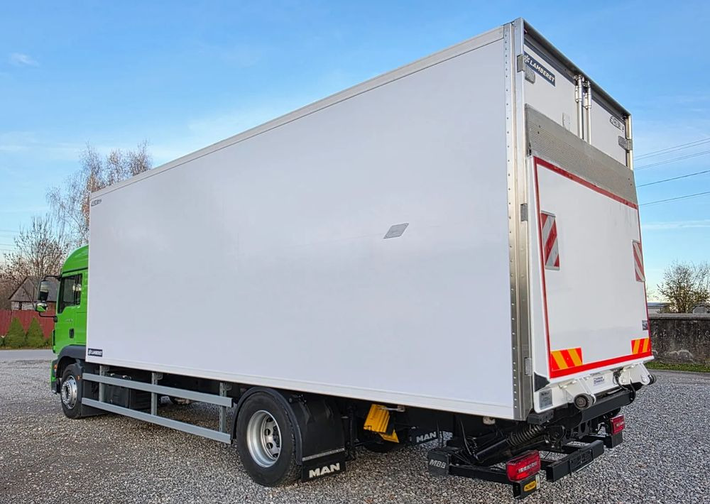 MAN TGM 18.320 / 18.290 / 15.290 / IZOTERMA / WINDA / 19PALET / E6 / 08.2018 / LIFT / SPROWADZONY / AUTOMAT / SYPIALKA / PIERWSZY WŁAŚCICIEL / BOCZNE DRZWI / STAN BARDZO DOBRY - Refrigerator truck: picture 4 MAN TGM 18.320 / 18.290 / 15.290 / IZOTERMA / WINDA / 19PALET / E6 / 08.2018 / LIFT / SPROWADZONY / AUTOMAT / SYPIALKA / PIERWSZY WŁAŚCICIEL / BOCZNE DRZWI / STAN BARDZO DOBRY - Refrigerator truck: picture 4