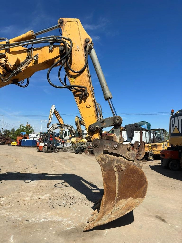 Crawler excavator Liebherr R 906 LC: picture 9