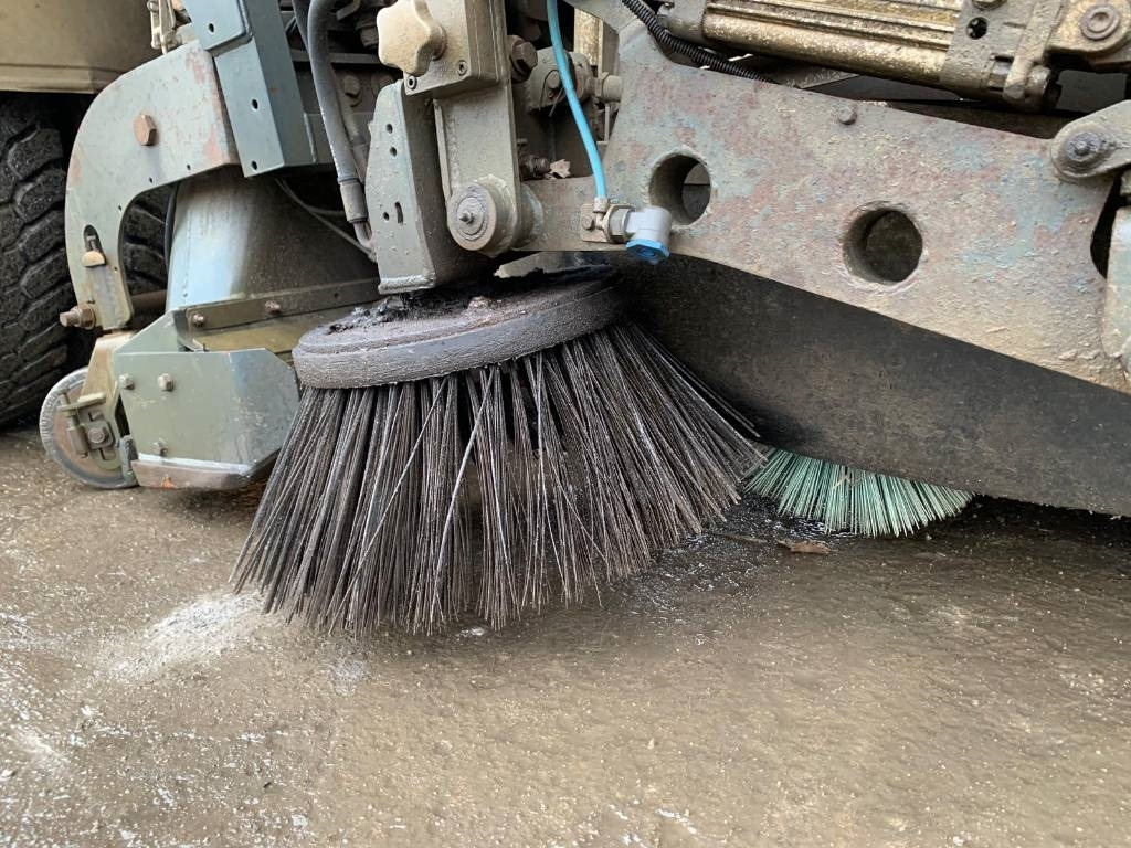 Road sweeper Mercedes-Benz Axor 1829: picture 9