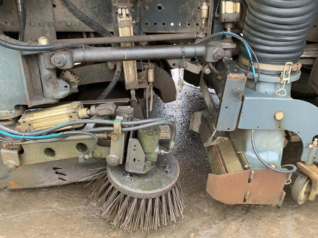 Road sweeper Mercedes-Benz Axor 1829: picture 8