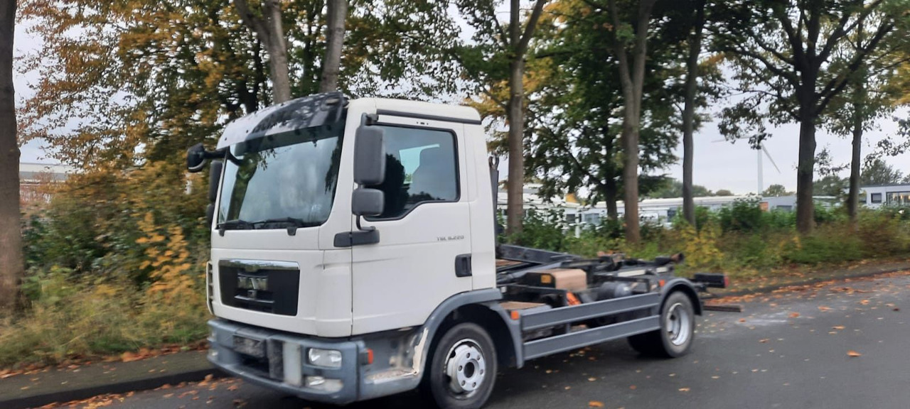 MAN TGL 8.220 Abrollkipper - Hook lift truck: picture 2 MAN TGL 8.220 Abrollkipper - Hook lift truck: picture 2