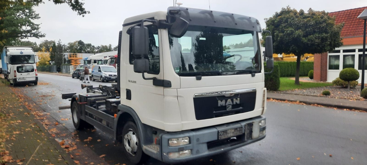 MAN TGL 8.220 Abrollkipper - Hook lift truck: picture 1 MAN TGL 8.220 Abrollkipper - Hook lift truck: picture 1