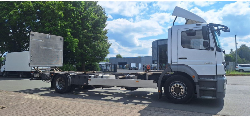 Mercedes-Benz 1833 2 Achser für BDF mit LBW - Cab chassis truck: picture 3 Mercedes-Benz 1833 2 Achser für BDF mit LBW - Cab chassis truck: picture 3