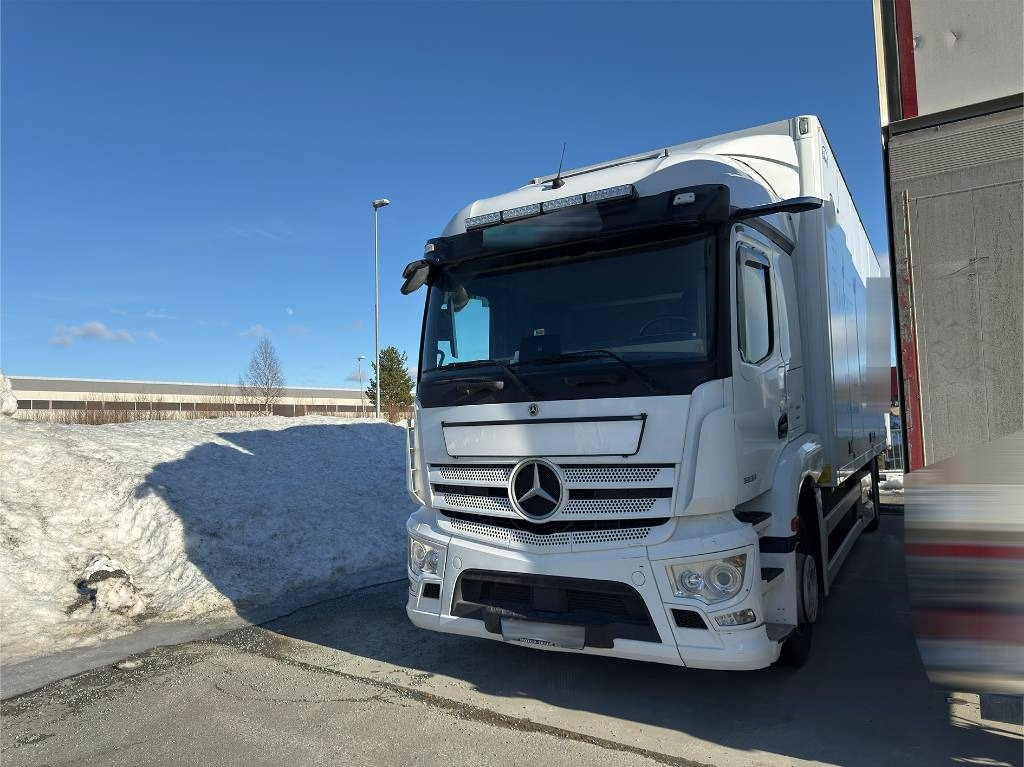 Mercedes-Benz Actros 1833 - Box truck: picture 2 Mercedes-Benz Actros 1833 - Box truck: picture 2