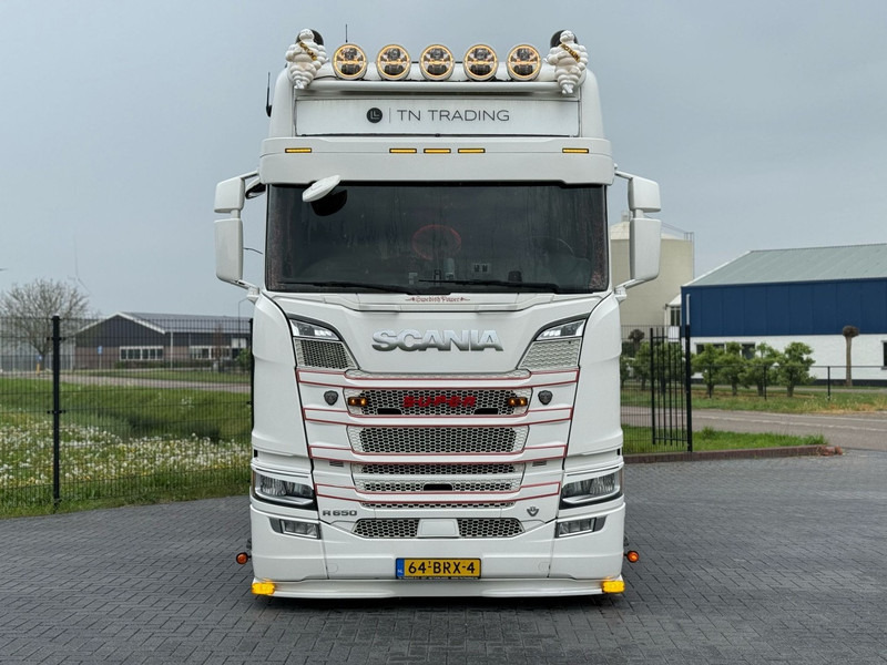 Scania R650 V8 FULL AIR, SHOW TRUCK, SPECIAL INTERIOR, DOUBLE BOOGIE - Tractor unit: picture 3 Scania R650 V8 FULL AIR, SHOW TRUCK, SPECIAL INTERIOR, DOUBLE BOOGIE - Tractor unit: picture 3