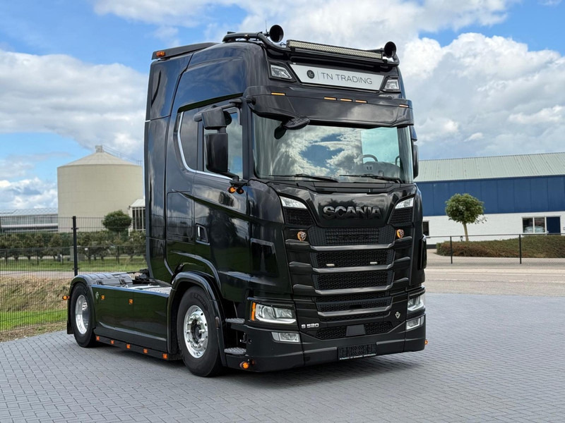 Scania S520 V8 NGS EURO 6D, VOLLUCHT, RETARDER, 6 PUNTS LUCHTVERING, LEER, ALCOA. - Tractor unit: picture 1 Scania S520 V8 NGS EURO 6D, VOLLUCHT, RETARDER, 6 PUNTS LUCHTVERING, LEER, ALCOA. - Tractor unit: picture 1