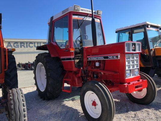 International 745 XL Tracteur à 15 000 € - Farm tractor: picture 1 International 745 XL Tracteur à 15 000 € - Farm tractor: picture 1