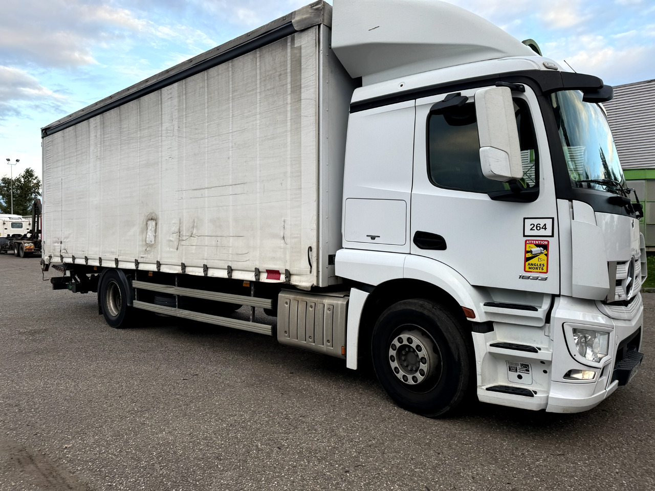 MERCEDES-BENZ ACTROS 1833 - Curtainsider truck: picture 2 MERCEDES-BENZ ACTROS 1833 - Curtainsider truck: picture 2