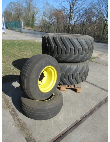 John Deere 5515V NOKIAN 550/60R22.5 + Voor Banden + Velg - Wheel and tire package for Compact tractor: picture 2 John Deere 5515V NOKIAN 550/60R22.5 + Voor Banden + Velg - Wheel and tire package for Compact tractor: picture 2
