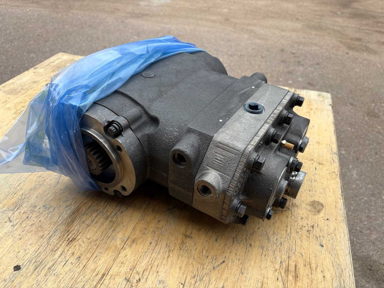 Air Dryer Compressor Cummins ST-676 - A/C compressor: picture 1 Air Dryer Compressor Cummins ST-676 - A/C compressor: picture 1