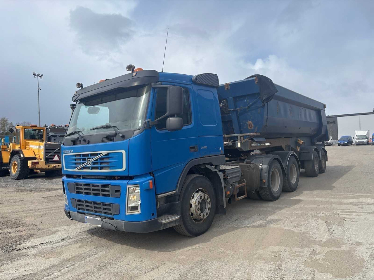Volvo 440 truck - Balster semi-trailer - Other machinery: picture 1 Volvo 440 truck - Balster semi-trailer - Other machinery: picture 1