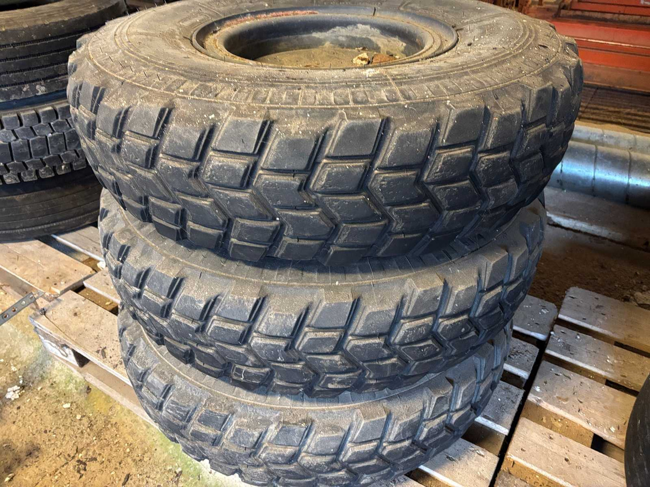 Truck Tire Michelin X 4pcs - Tire for Truck: picture 1 Truck Tire Michelin X 4pcs - Tire for Truck: picture 1